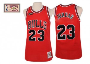 Maillot NBA Chicago Bulls #23 Michael Jordan Rouge Mitchell and Ness Authentic Final Patch Throwback - Homme